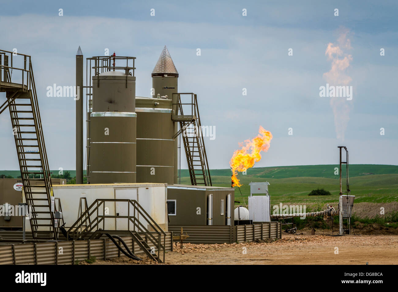 Abfackeln von Erdgas und ein Löschfahrzeug in den Bakken Shale Ölfeldern in der Nähe von Williston, North Dakota, USA. Stockfoto