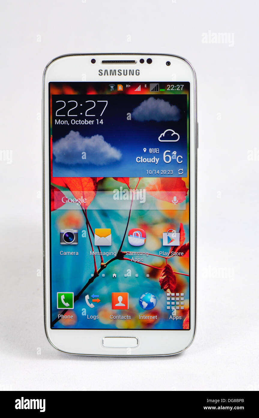 Blick nach vorne auf das neueste Samsung Handy Galaxy S4 Stockfoto