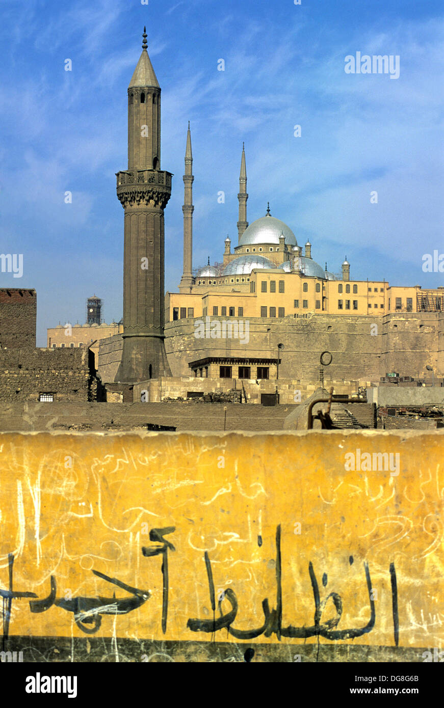Mamluk Friedhof mit Hintergrund die Moschee Mohamed Ali, Kairo, Ägypten, Afrika Stockfoto
