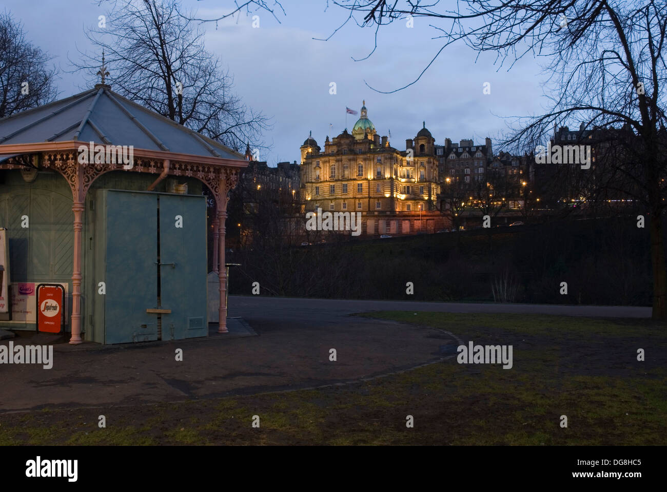 Straßencafé in der Nacht geschlossen, am Princes Street Gardens, Edinburgh, Schottland, UK, Europa Stockfoto