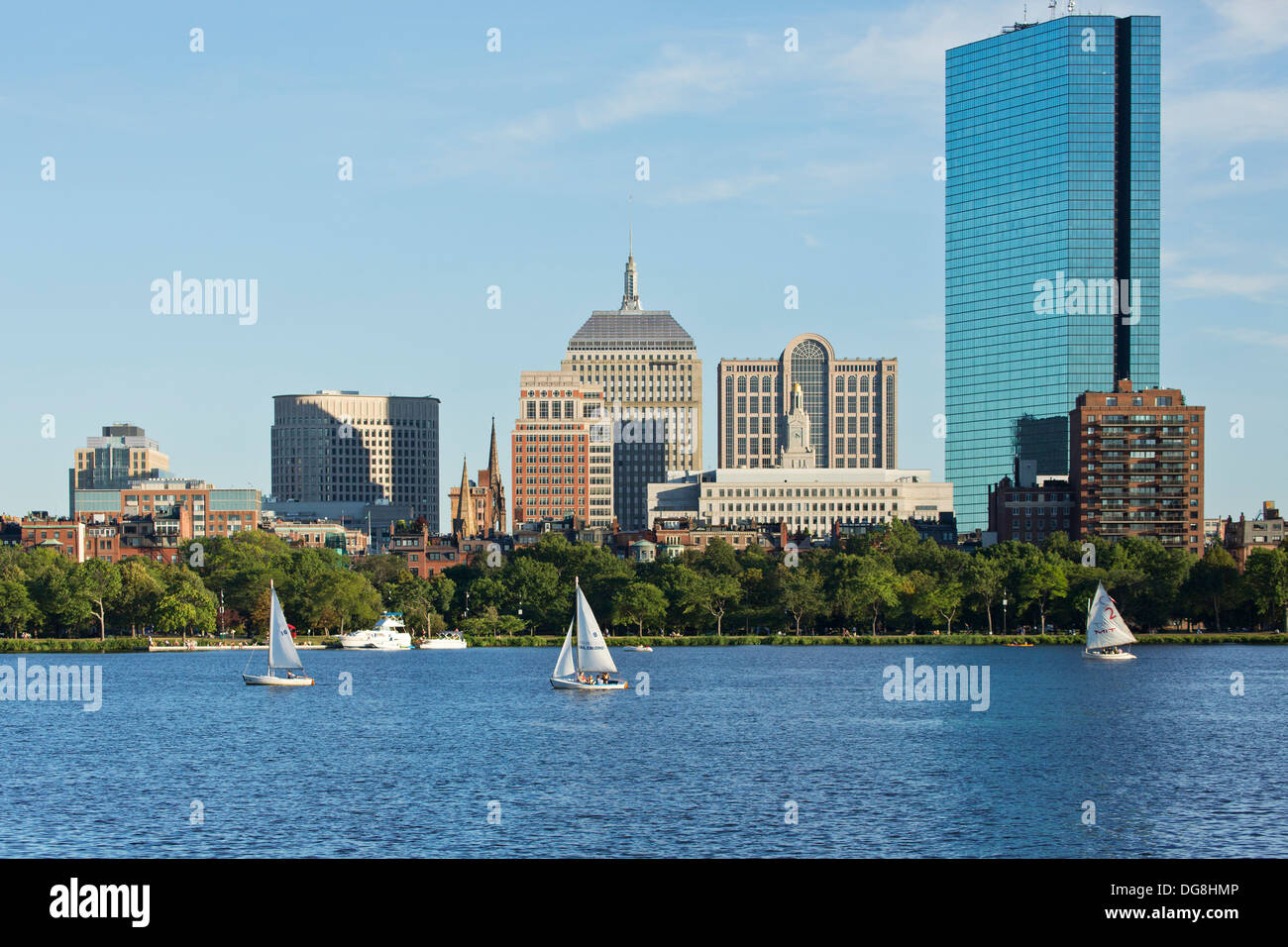 Skyline (200 Clarenton, früher als Hancock Tower in Glas bekannt) und Segelboote am Charles River in Boston, Massachusetts, USA Stockfoto