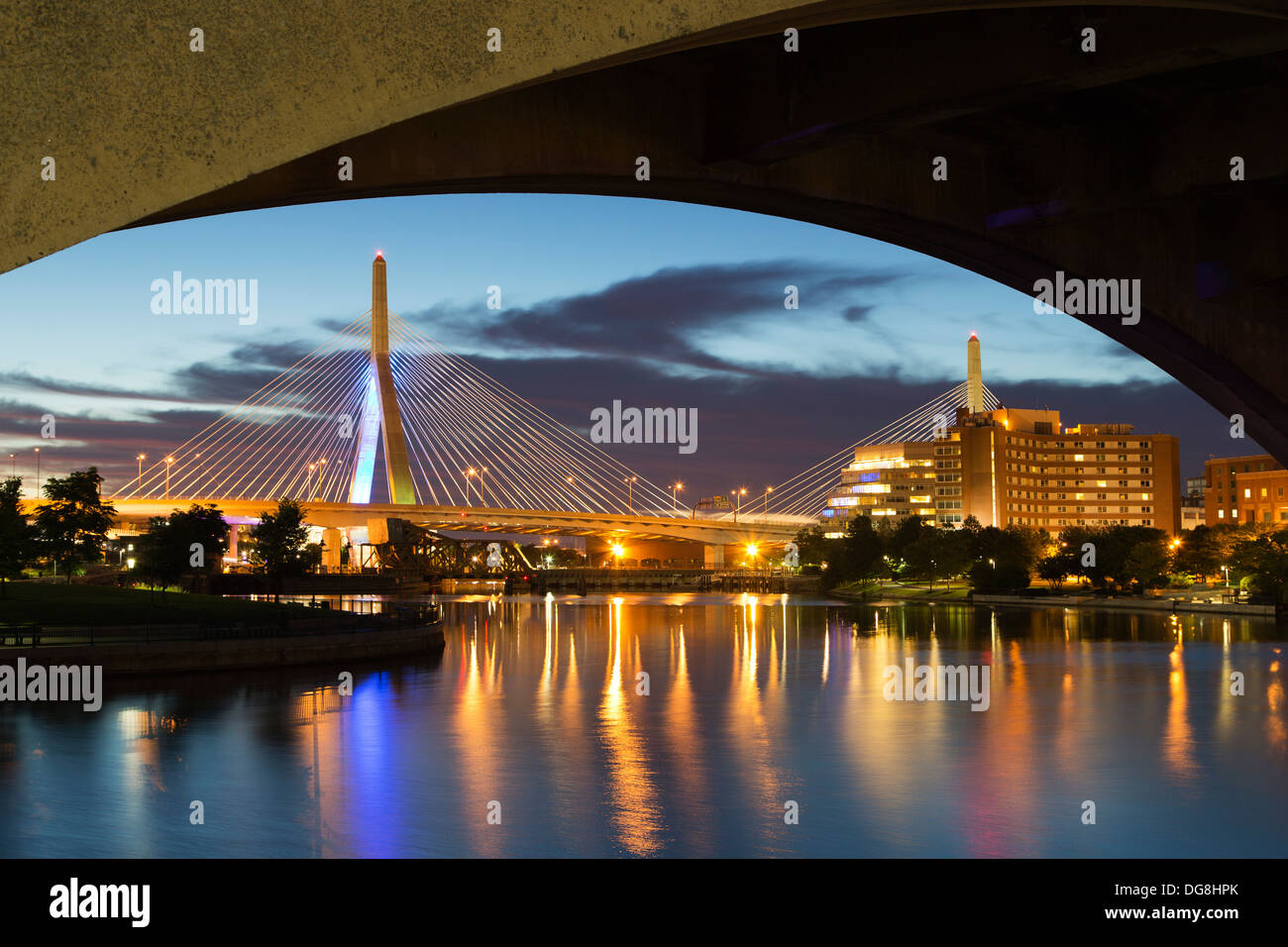 Leonard P. Zakim Bunker Hill Memorial Bridge (Zakim Brücke) und Charles River in Boston, Massachusetts, USA Stockfoto