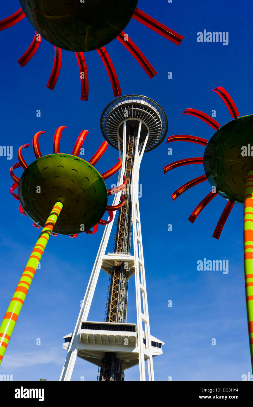 "Sonic Bloom" Skulpturen von Dan Corson und Space Needle. Seattle, Washington, USA. Stockfoto