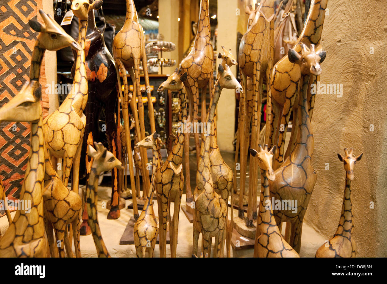 Afrikanische handgeschnitzte hölzerne Giraffen zum Verkauf am Flughafen Johannesburg, Südafrika Stockfoto