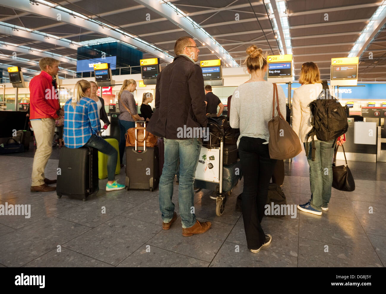 Menschen in einer Warteschlange beim Check-in Terminal 5 in Heathrow Flughafen London UK Stockfoto