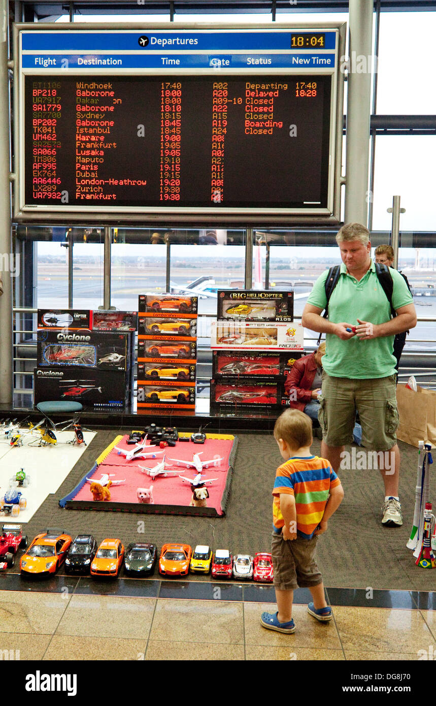 Ein Kind im Bereich der Kinder mit Spielzeug, O.R.Tambo International Airport, Johannesburg Flughafen Abflughalle, Südafrika Stockfoto