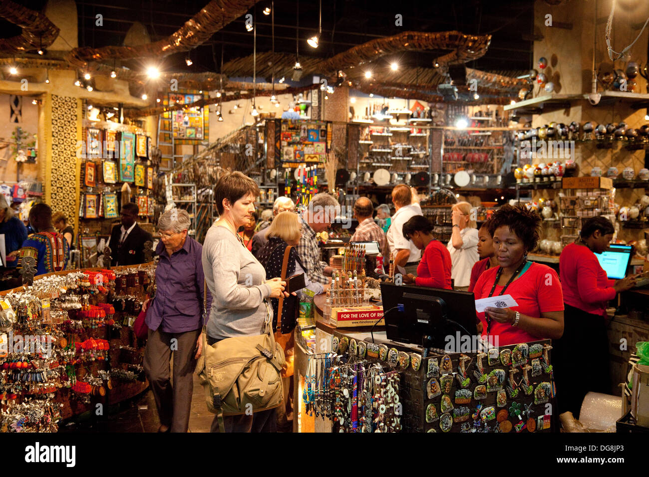 Leute einkaufen für duty free, Innenraum der "Out of Africa" Duty Free