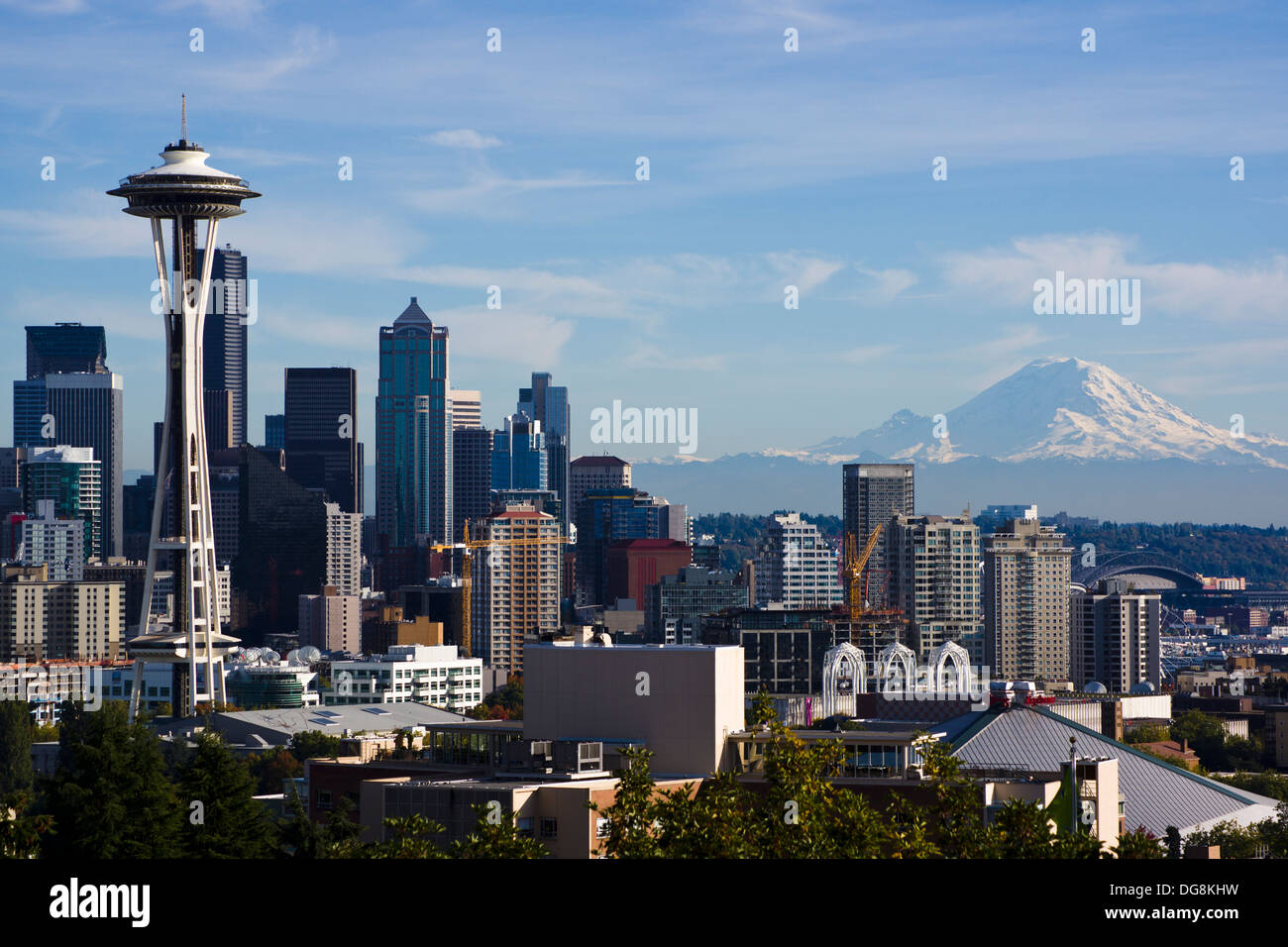 Blick auf die Skyline von Seattle und Mount Rainier von Kerry Park. Seattle, Washington, USA. Stockfoto