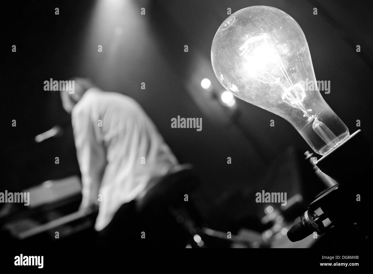 Sänger und Songwriter Tom Odell führt an der Cambridge Corn Exchange als Bestandteil seiner UK-Tour "Long Way Down" Stockfoto