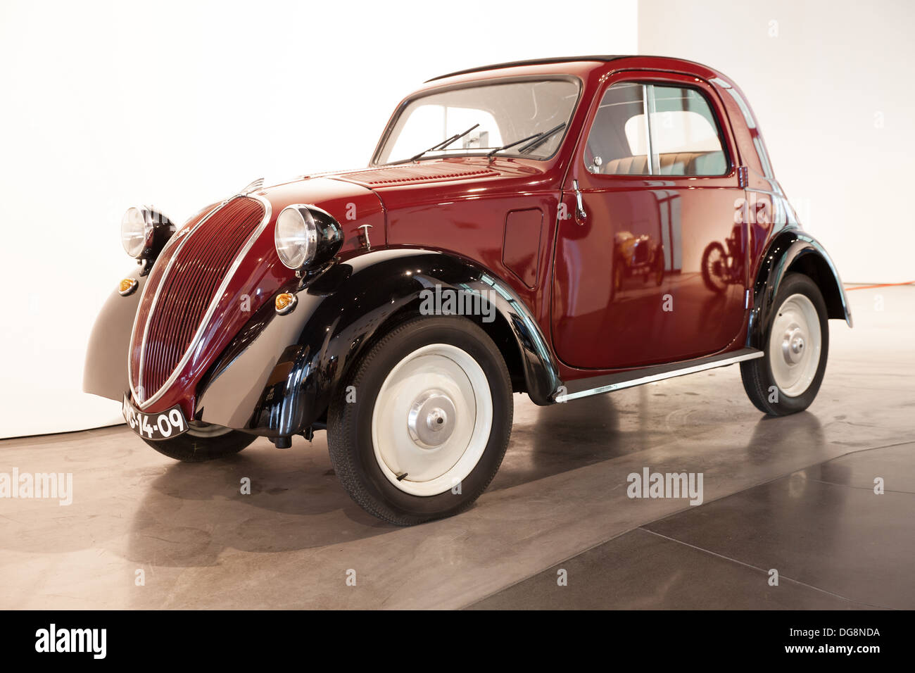 Fiat 500 Topolino (Modell 1936), Málaga Auto Museum, Spanien. Automuseum Malaga hält man die größte Sammlung von Oldtimern. Stockfoto