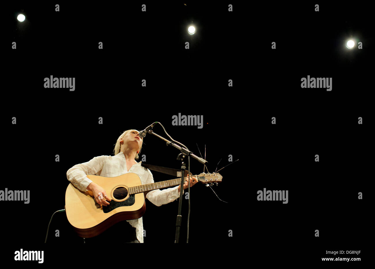 Sängerin und Songwriterin Laura Marling führt vor ausverkauftem Haus in Cambridge Corn Exchange Stockfoto