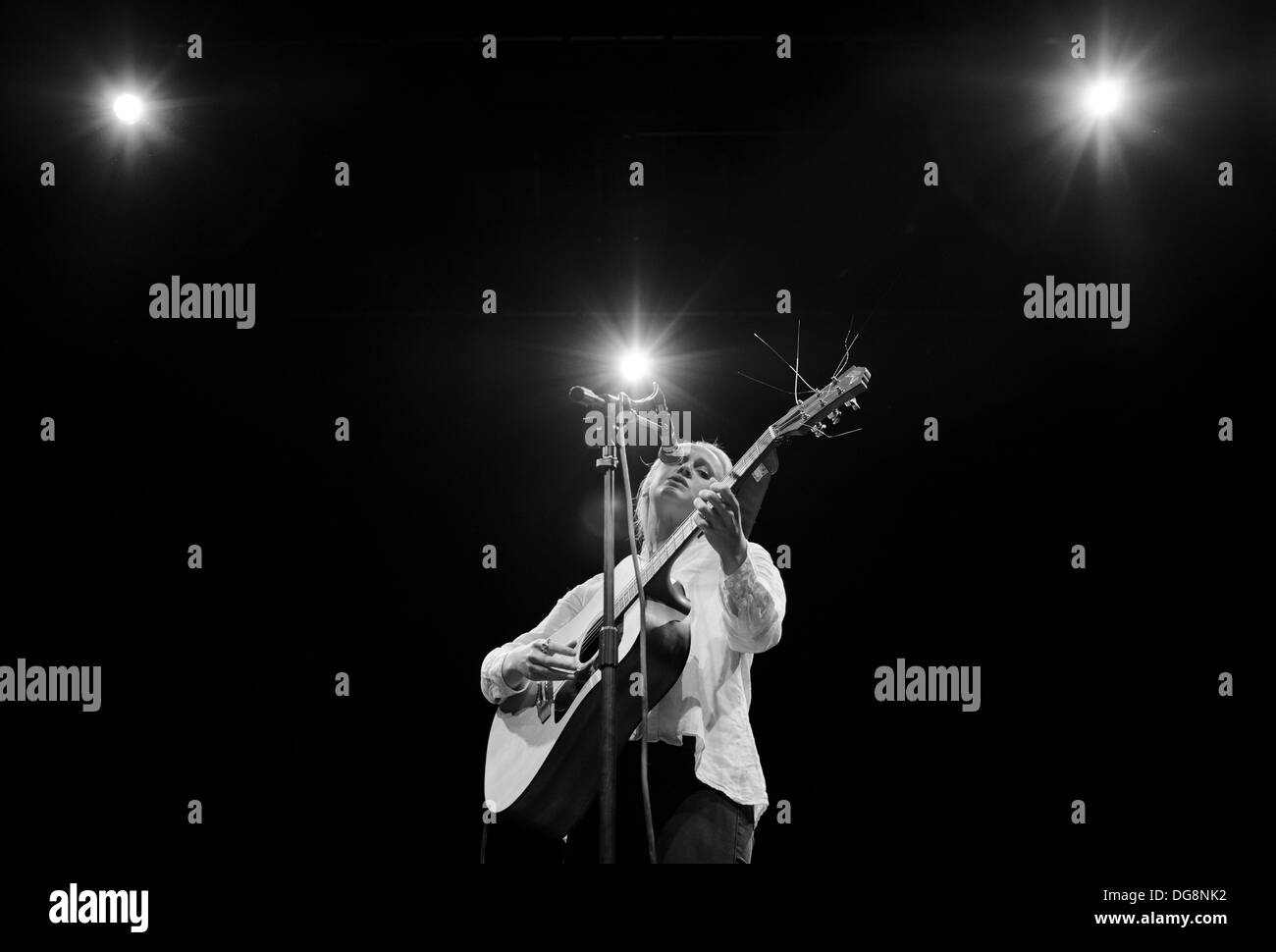 Sängerin und Songwriterin Laura Marling führt vor ausverkauftem Haus in Cambridge Corn Exchange Stockfoto