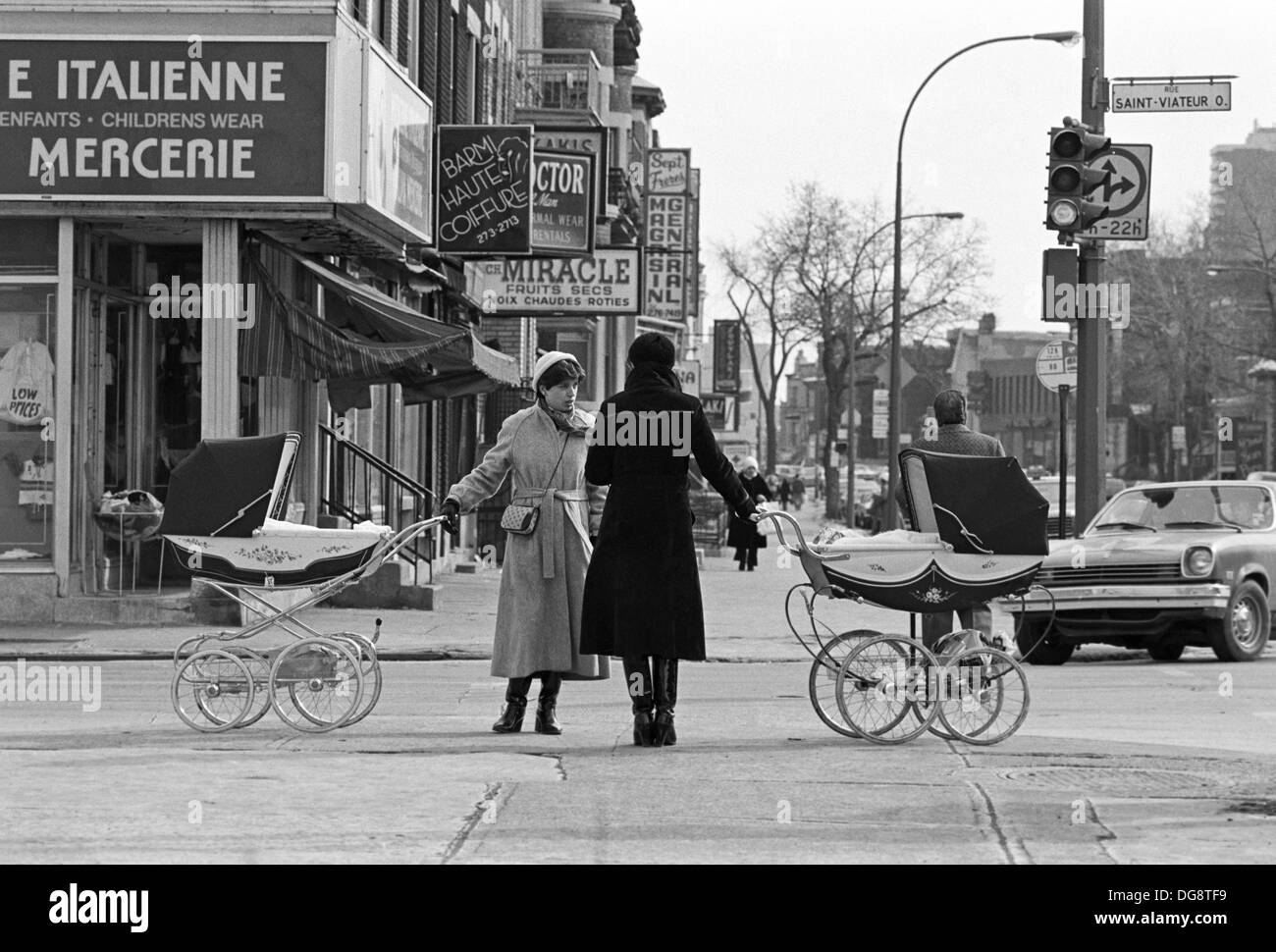 Zwei chassidische Frauen mit Kinderwagen treffen sich auf einer Straße Ecke in Montreal, Provinz Quebec, Kanada. Stockfoto