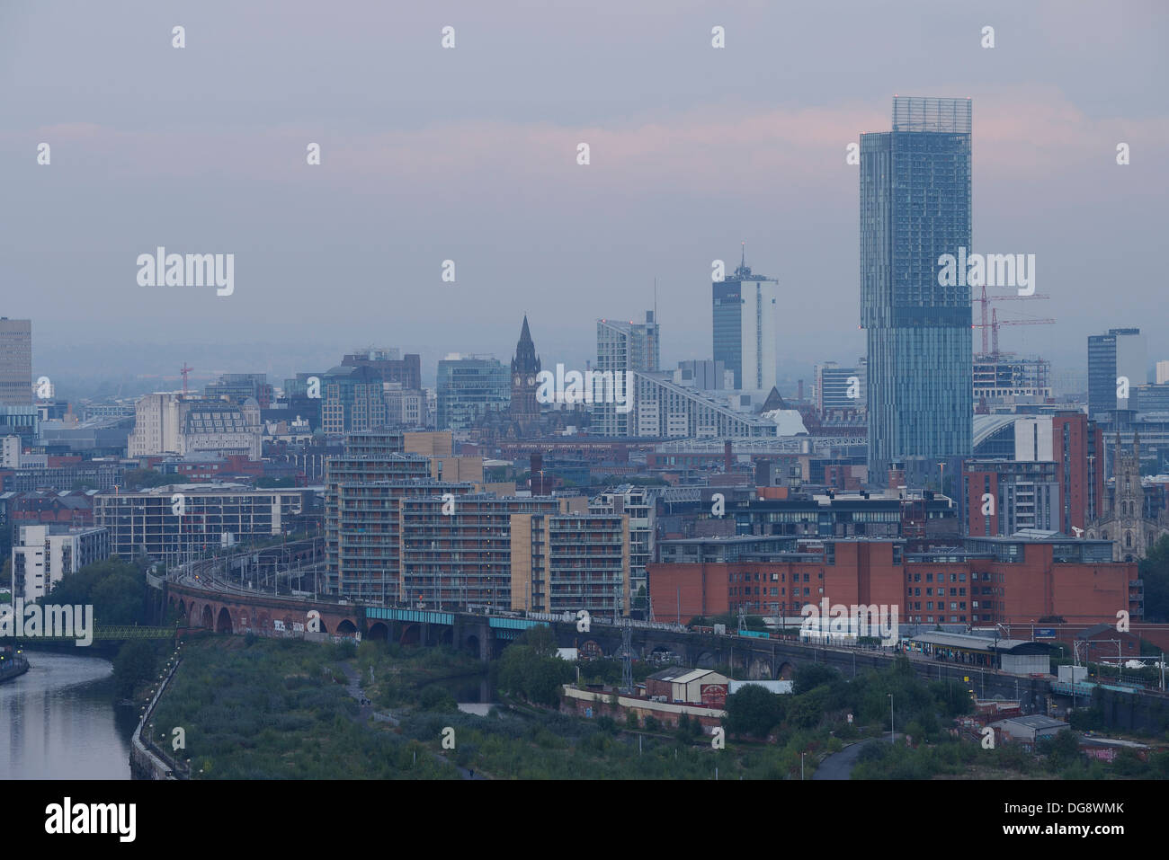 Manchester City Centre Wahrzeichen und Skyline einschließlich Beetham Tower und Rathaus Stockfoto