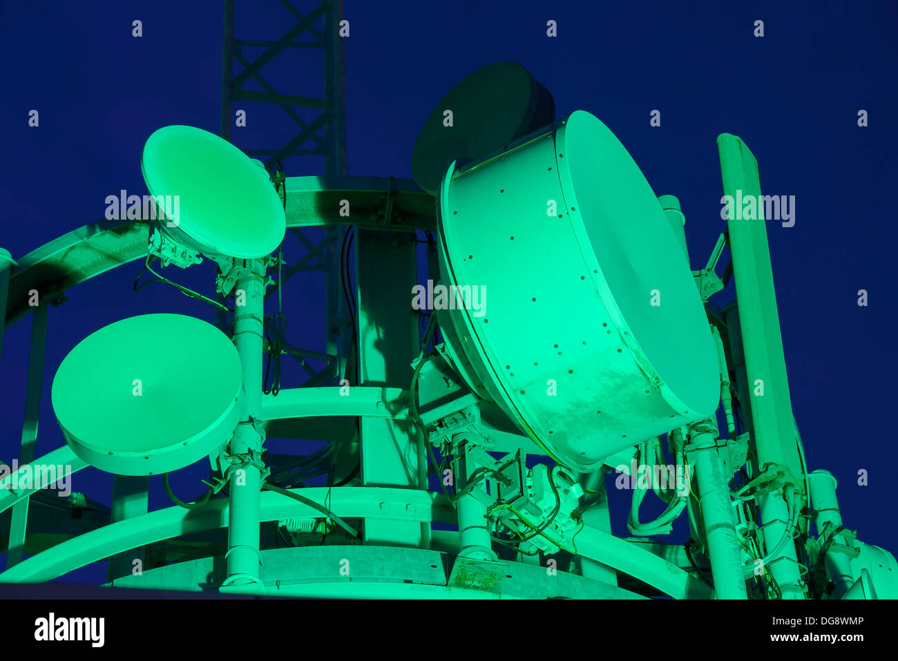 Radio und Mikrowelle Kommunikation Gerichte auf einem Funkturm in der Nacht Stockfoto