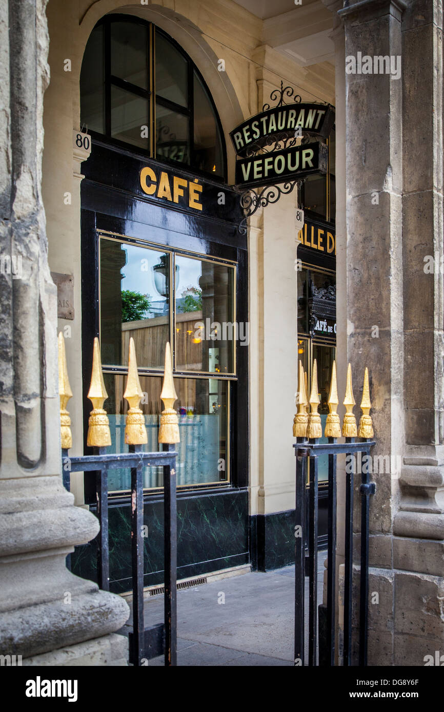 Restaurant Vefour - ein sehr gehobenes Restaurant und Cafe auf dem Innenhof des Palais Royal, Paris Frankreich Stockfoto