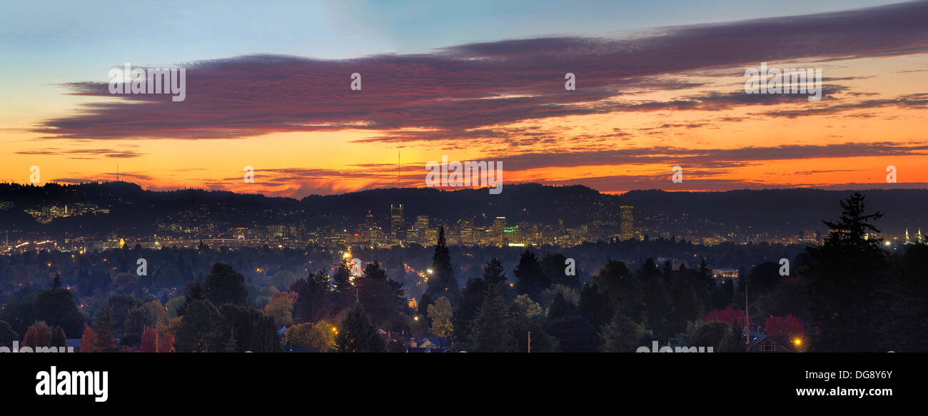 Farbenprächtigen Sonnenuntergang über Portland Oregon Stadtbild mit Lichter der Stadt und Blick auf West Hills Panorama Stockfoto