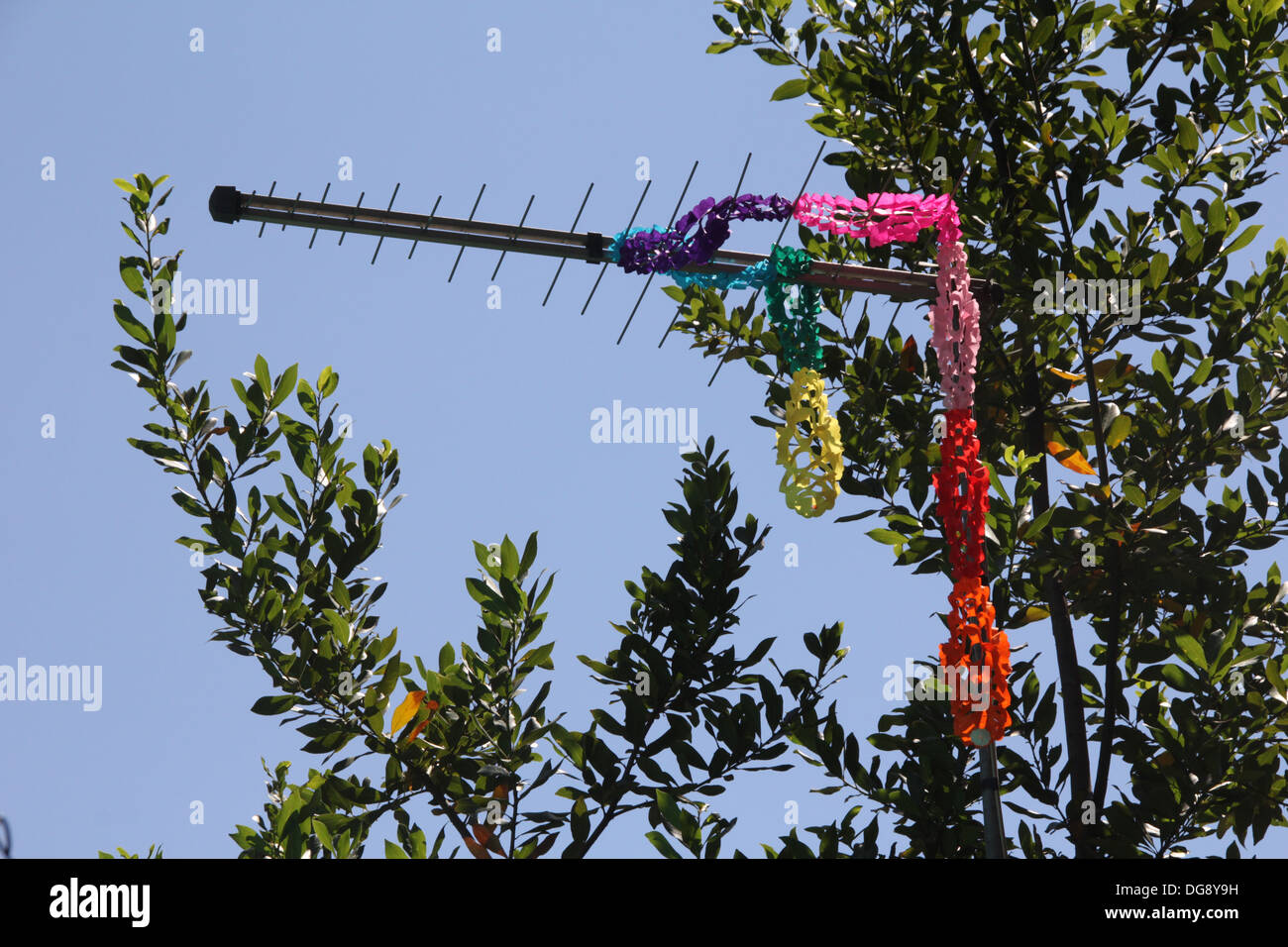 Drum und dran Dekorationen auf tv Antenne Antenne und blauer Himmel Stockfoto