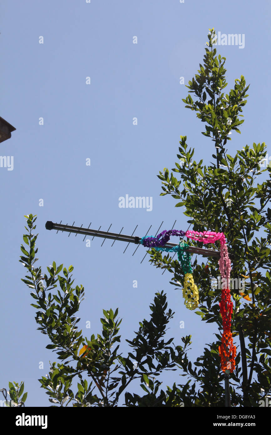 Drum und dran Dekorationen auf tv Antenne Antenne und blauer Himmel Stockfoto
