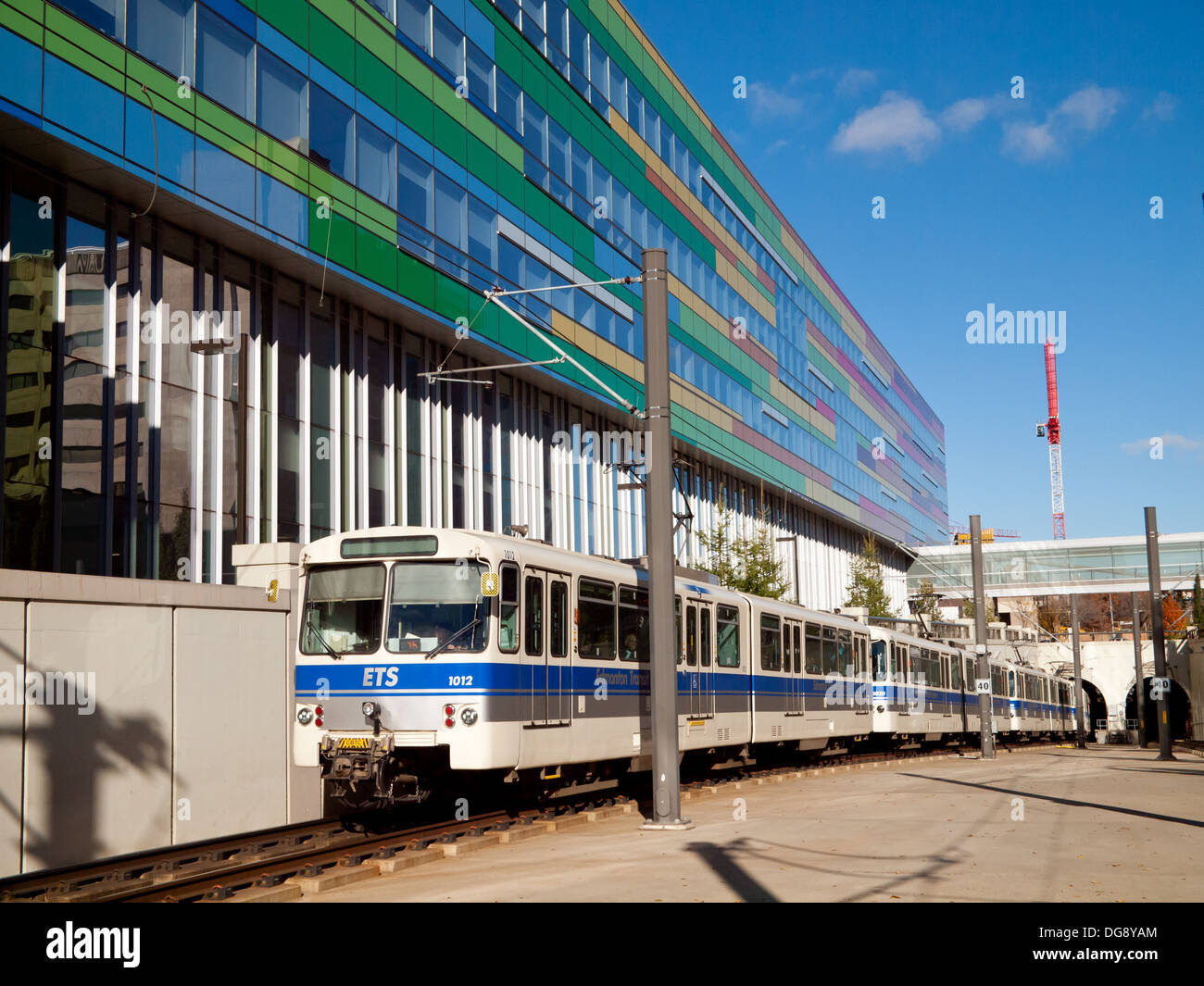 Ein Edmonton LRT Zug zieht in Health Sciences Station vor der Edmonton Klinik Health Academy in Edmonton, Kanada. Stockfoto