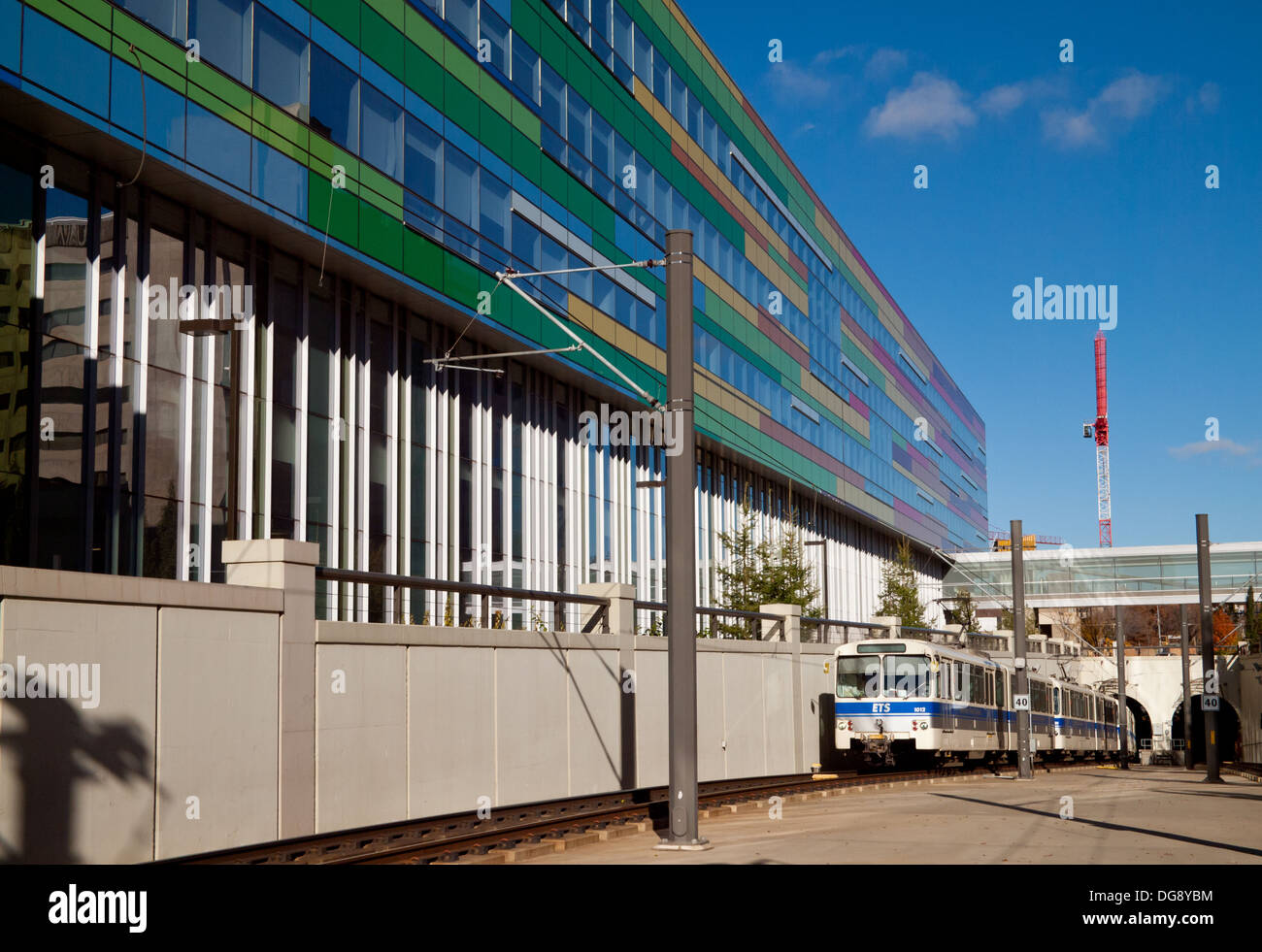 Ein Edmonton LRT Zug zieht in Health Sciences Station vor der Edmonton Klinik Health Academy in Edmonton, Kanada. Stockfoto
