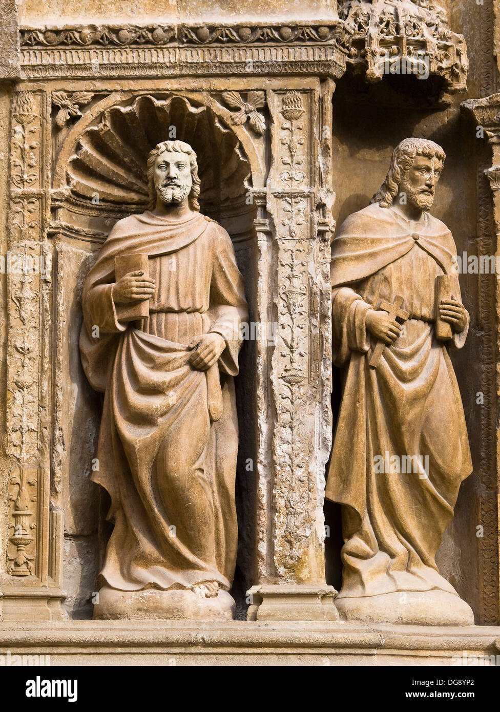 Zwei Statuen der Apostel mit ihren Attributen (ein Buch und ein Kreuz), 16. Jahrhundert Plateresque Hauptfassade von Felipe Bigarny von Stockfoto