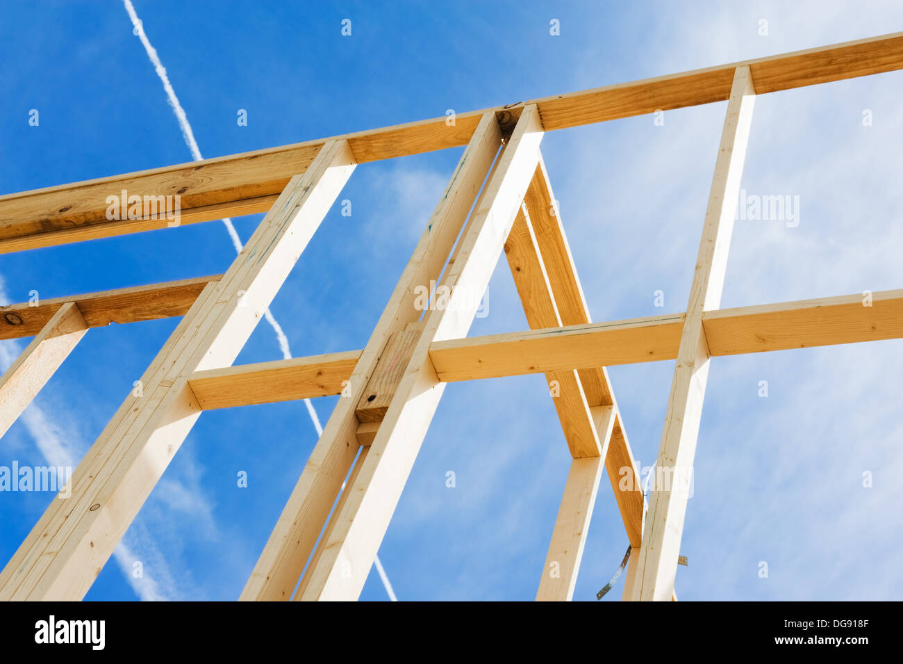 Fragment einer neuen Wohnungsbau nach Hause Rahmung vor blauem Himmel. Stockfoto