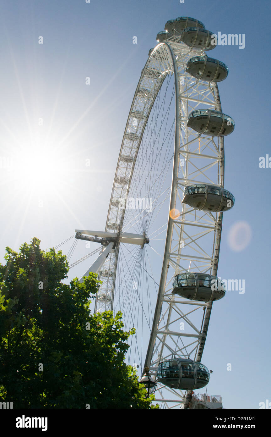 London Eye an einem sonnigen Tag mit leuchtend blauen Himmel und Objektiv flare Stockfoto