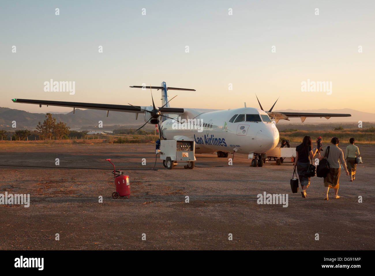 Ein Lao Airlines ATR 72-500 auf dem Laufsteg am Ban Huoeisay Airport (Flughafencode: Hacke) in Huay Xai, Laos. Stockfoto