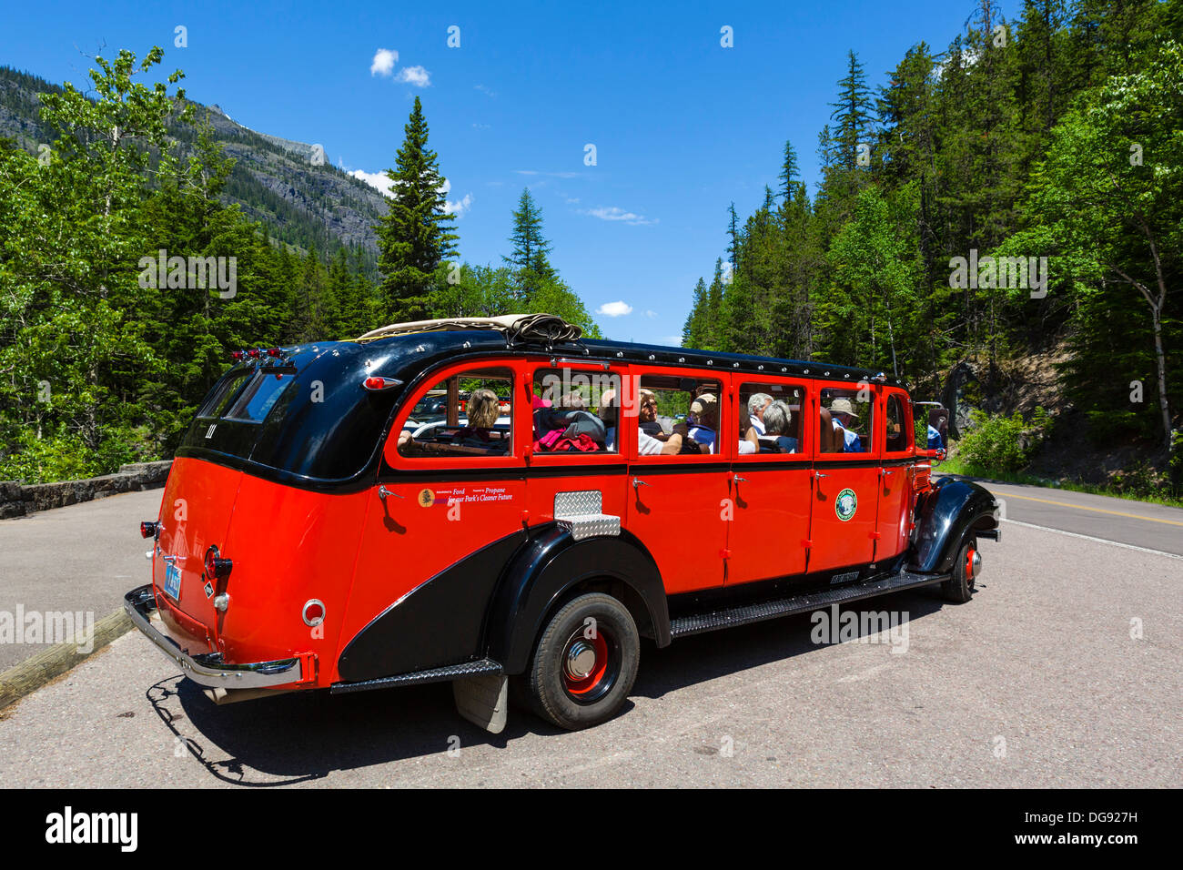 Red Bus Tour auf dem Parkplatz von McDonald stürzen, Glacier National Park, Montana, USA Stockfoto