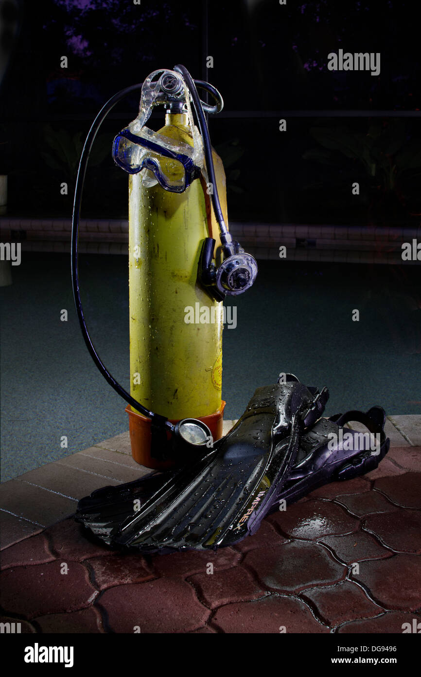 Nasse Tauchausrüstung neben einem Schwimmbad im Dunkeln Stockfoto