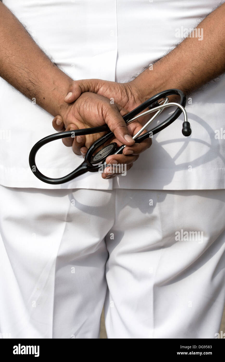 Indischer Arzt mit einem Stethoskop Sathya Sai Baba mobile aufsuchende Hospital. Andhra Pradesh, Indien Stockfoto