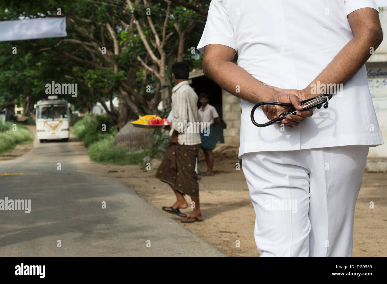 Indischer Arzt warten Sathya Sai Baba mobile aufsuchende Krankenhaus Bus in einem indischen Dorf. Andhra Pradesh, Indien Stockfoto