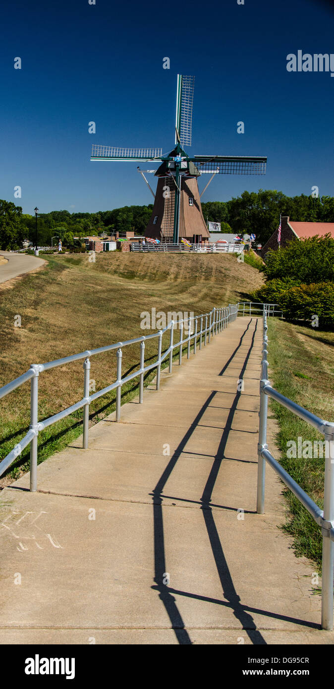 Weg zum De Immigrant Windmühle in Fulton, Illinois, einer Stadt auf dem Lincoln Highway Stockfoto