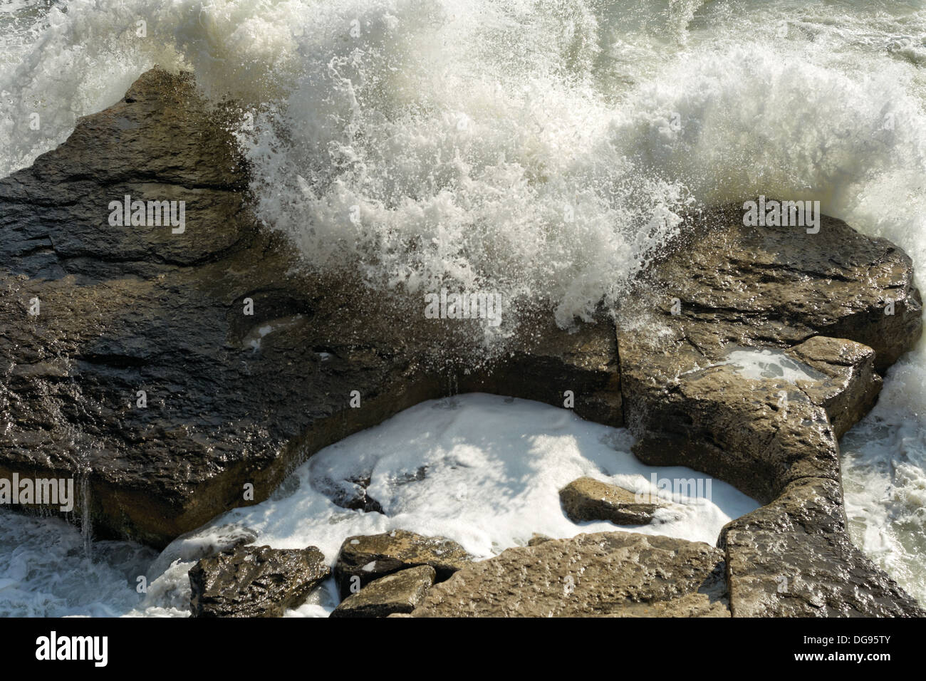 Meer, Kaspisches Meer, Wasser, Felsen, Welle, Strand, Natur, Stein, Flut, Schönheit, Küste, Landschaft, Natur, Seelandschaft, Sommer, Küste Stockfoto