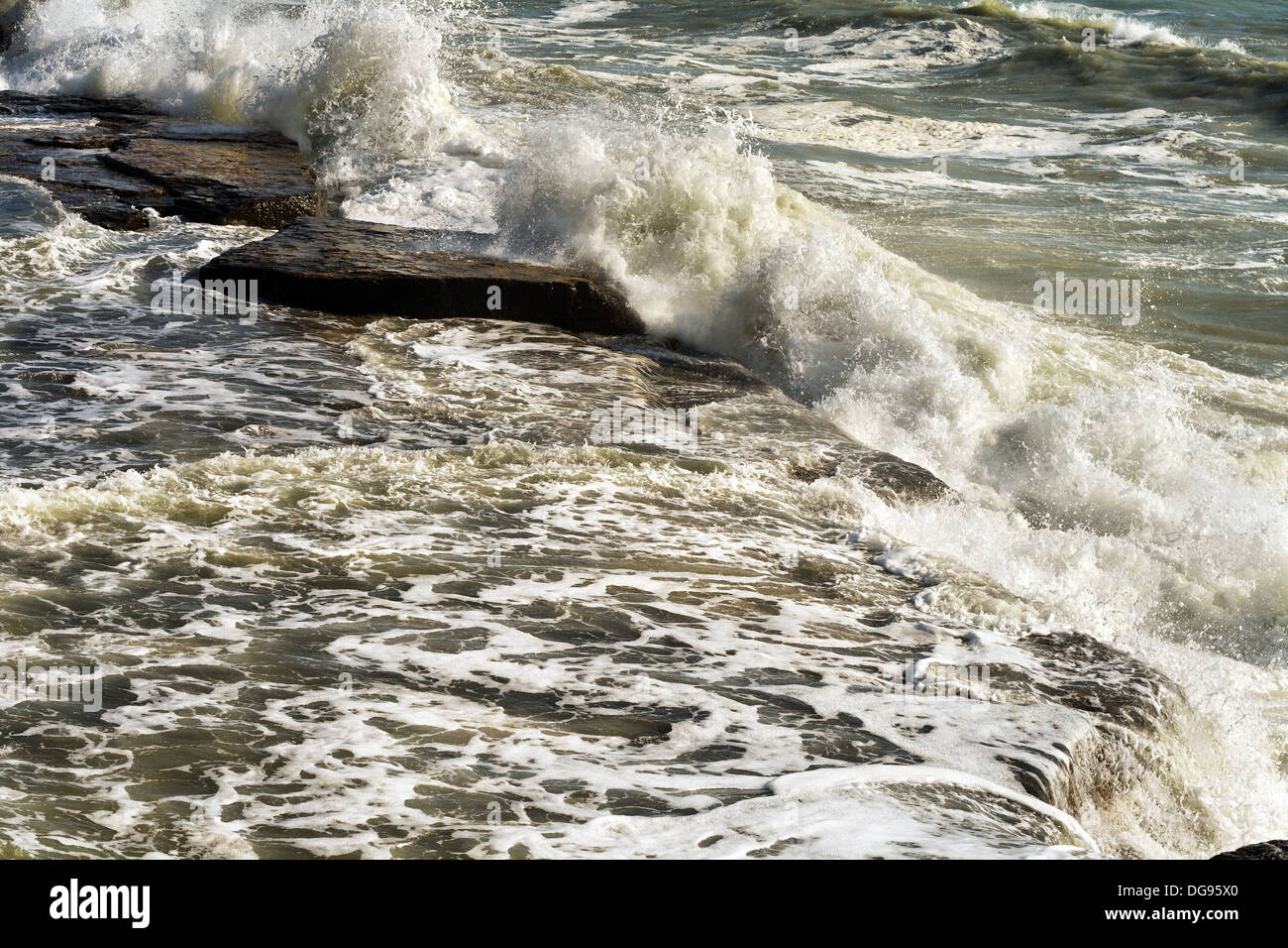 Meer, Kaspisches Meer, Wasser, Felsen, Welle, Strand, Natur, Stein, Flut, Schönheit, Küste, Landschaft, Natur, Seelandschaft, Sommer, Küste Stockfoto