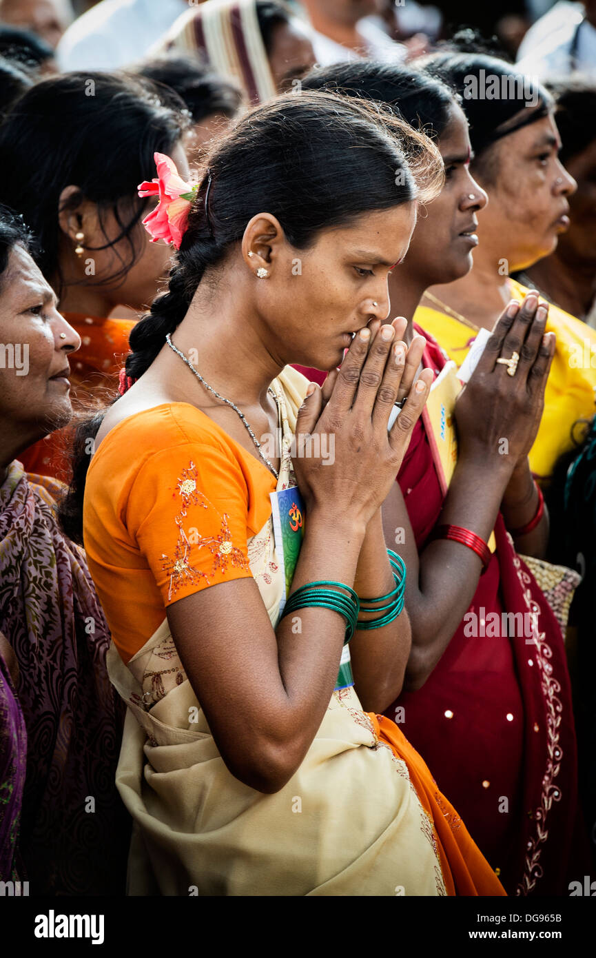 Indische Landfrauen in Gebet am Sri Sathya Sai Baba mobile aufsuchende Krankenhaus-Service. Andhra Pradesh, Indien. Stockfoto