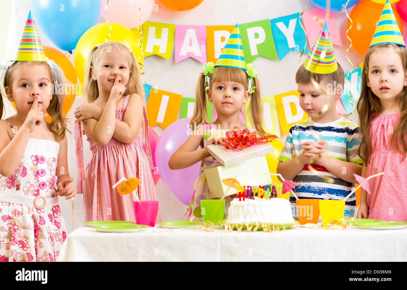 Gruppe von Kindern auf Geburtstagsparty Stockfotografie - Alamy