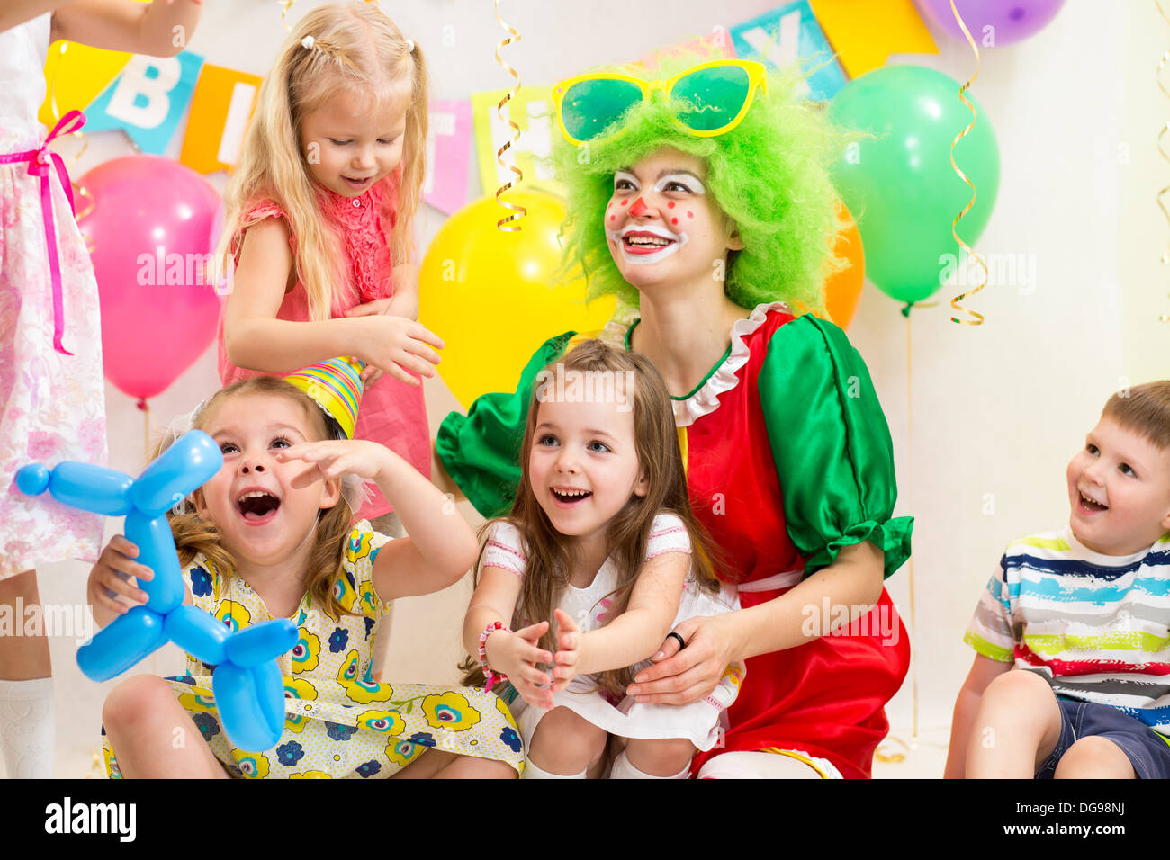 fröhliche Kinder mit Clown Geburtstagsparty Stockfoto