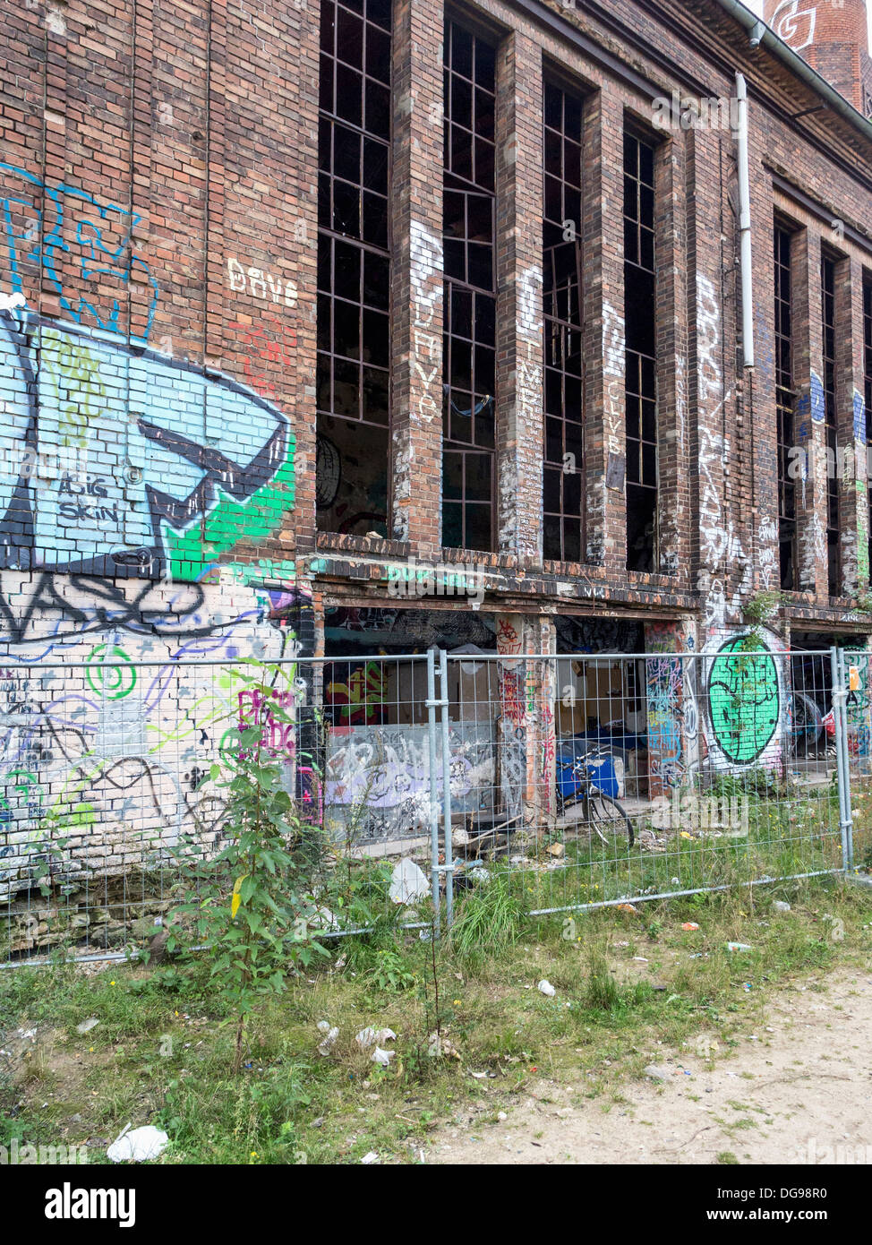 Ziegelwände Graffiti bedeckt das verfallene verlassene Gebäude der Eisfabrik, Eisfabrik, Køpenickerstrasse, Berlin Stockfoto