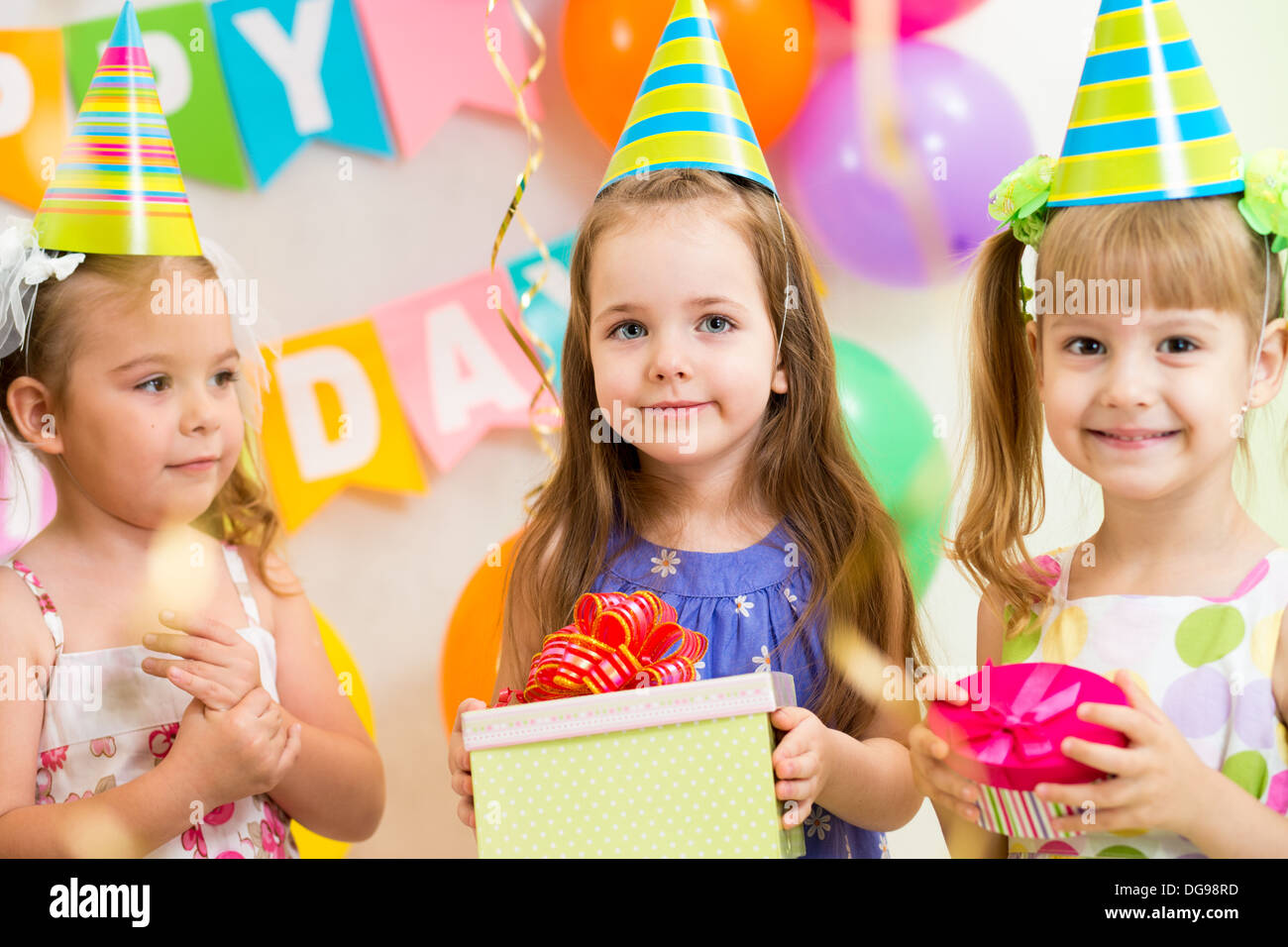 hübsche Kinder mit Geschenken auf Geburtstagsparty Stockfoto