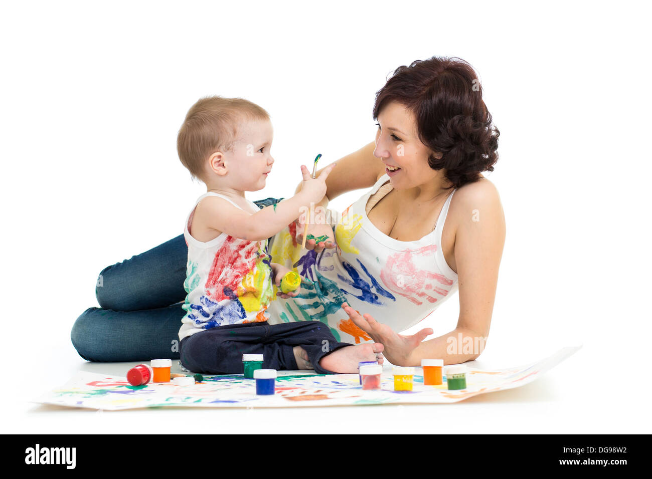 Mutter mit Kind junge zeichnen und malen zusammen Stockfoto