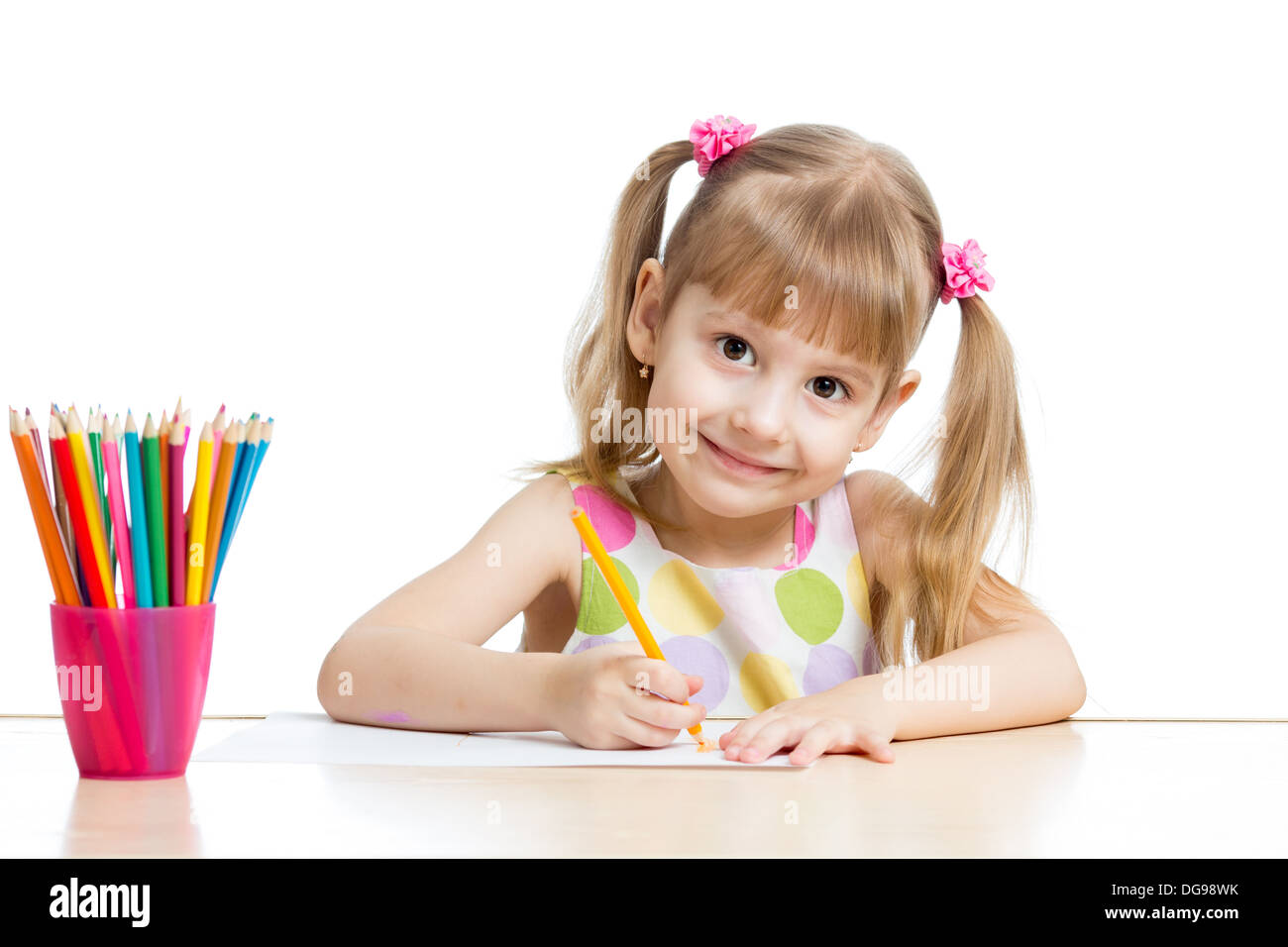 Kind Mädchen mit bunten Bleistiften zeichnen Stockfoto