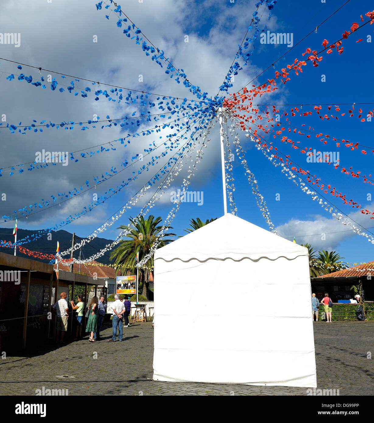Madeira Portugal, Apfelwein Festival weißen Zelt mit roten und blauen Papierblumen in Santo De Serra Dorf Stockfoto