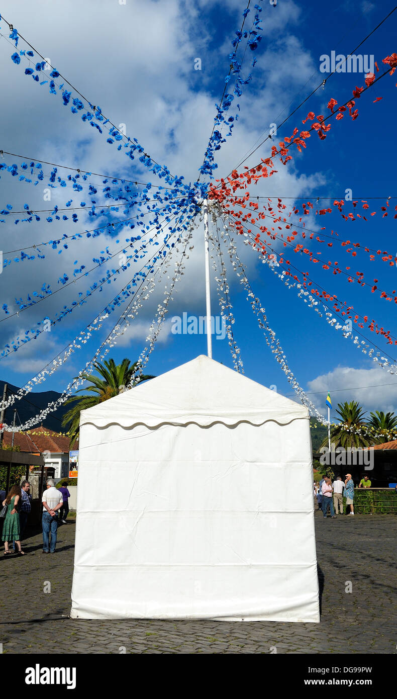 Madeira Portugal, Apfelwein Festival weißen Zelt mit roten und blauen Papierblumen in Santo De Serra Dorf Stockfoto