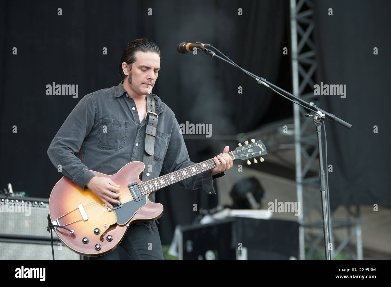 Peter Hayes der amerikanischen Rock-Band Black Rebel Motorcycle Club führt am Zürich Openair Festival 2013. Stockfoto