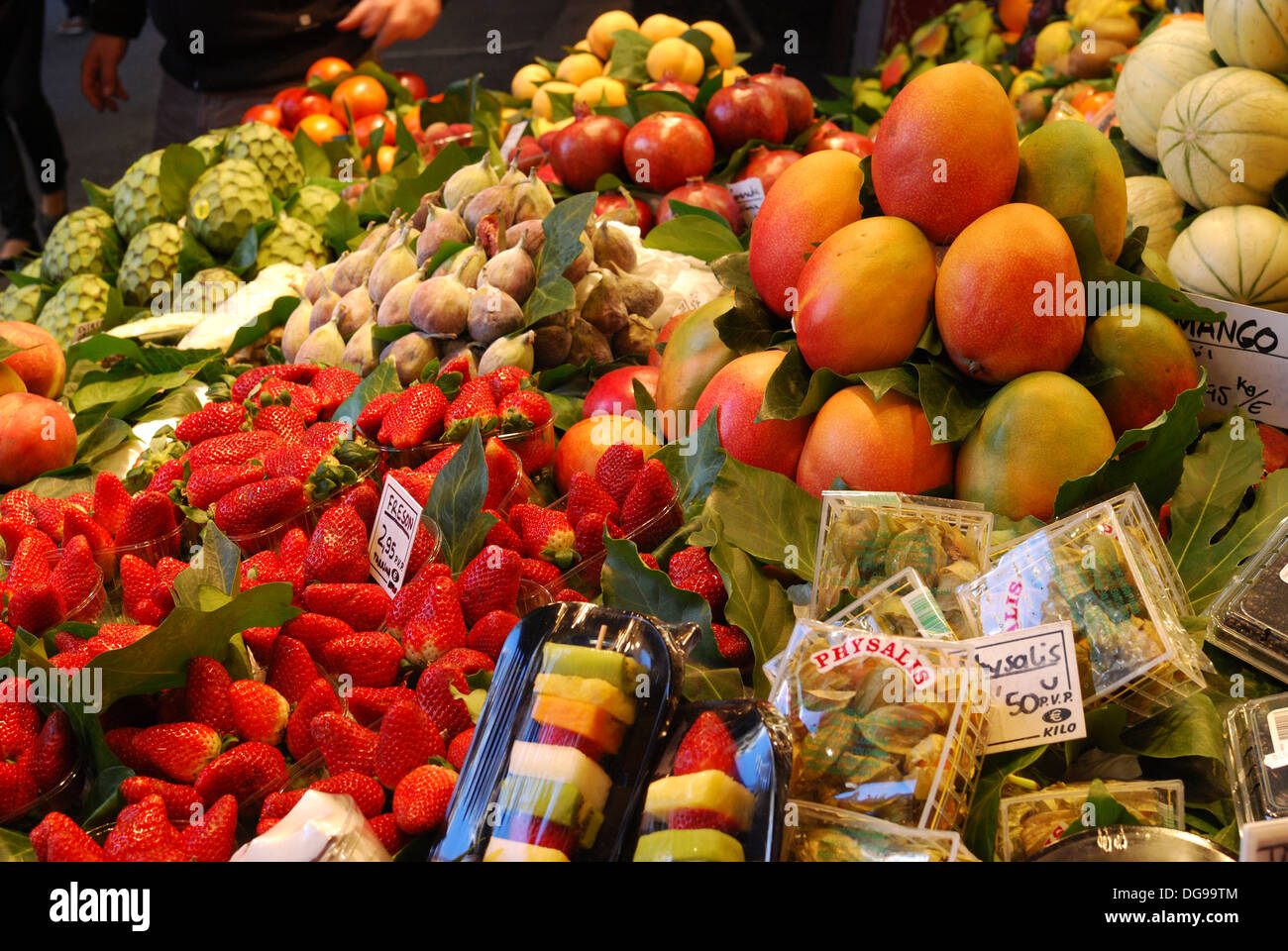 Gemüsehändler und Obst-Shop in Markthalle La Boqueria auf Las Ramblas. Barcelona. Katalonien. Spanien. Nahaufnahme von frischem Obst Stockfoto