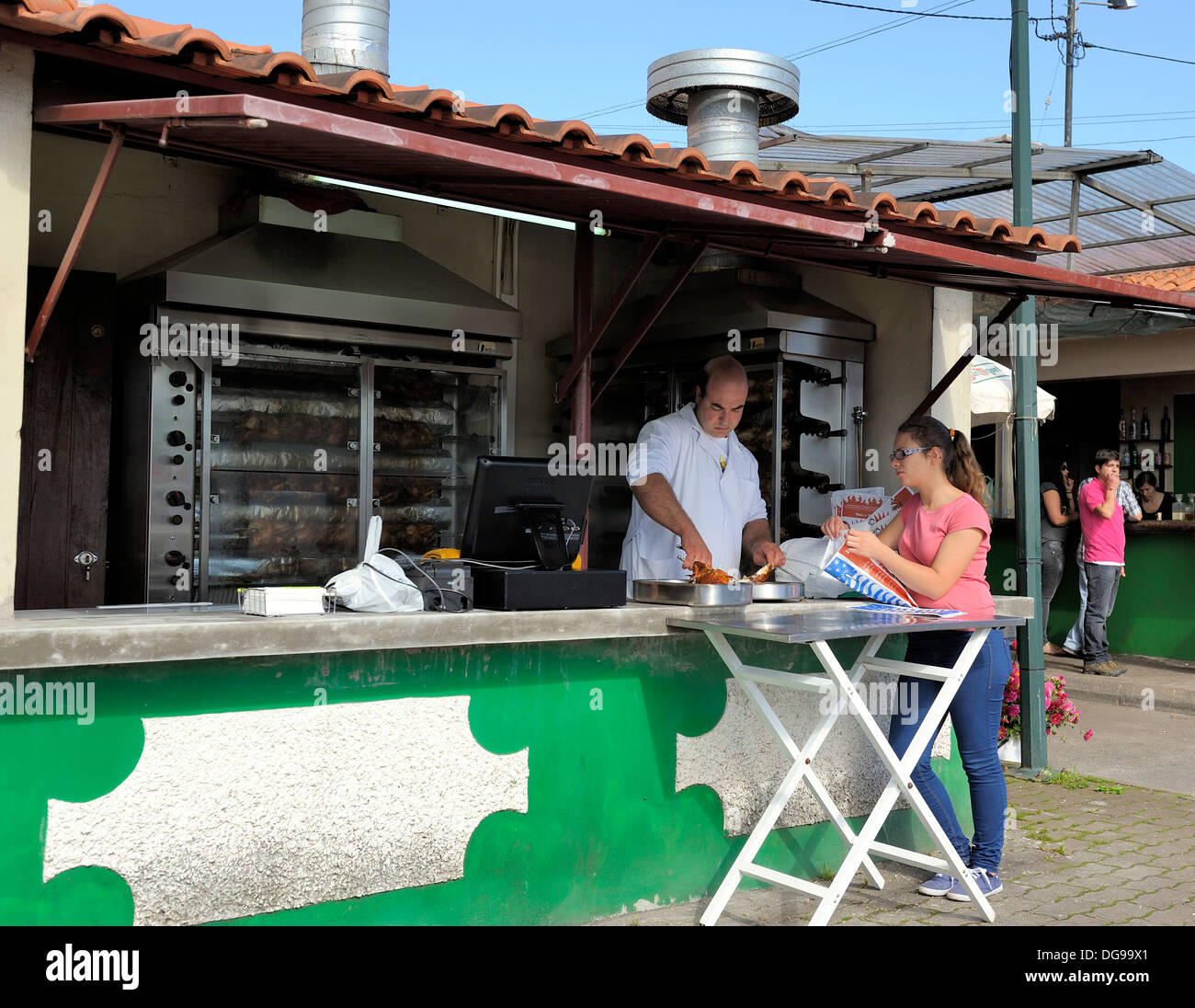 Madeira Portugal, eine junge Frau Huhn von einem freien Markt Santo De Serra Dorf kaufen Stockfoto