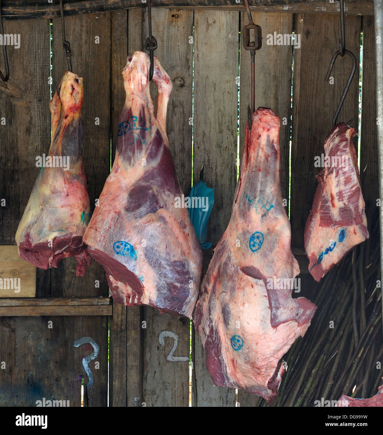 Madeira Portugal Rindfleisch Hinterhand hängen in einer freien Bauern Markt Santo de serra Stockfoto