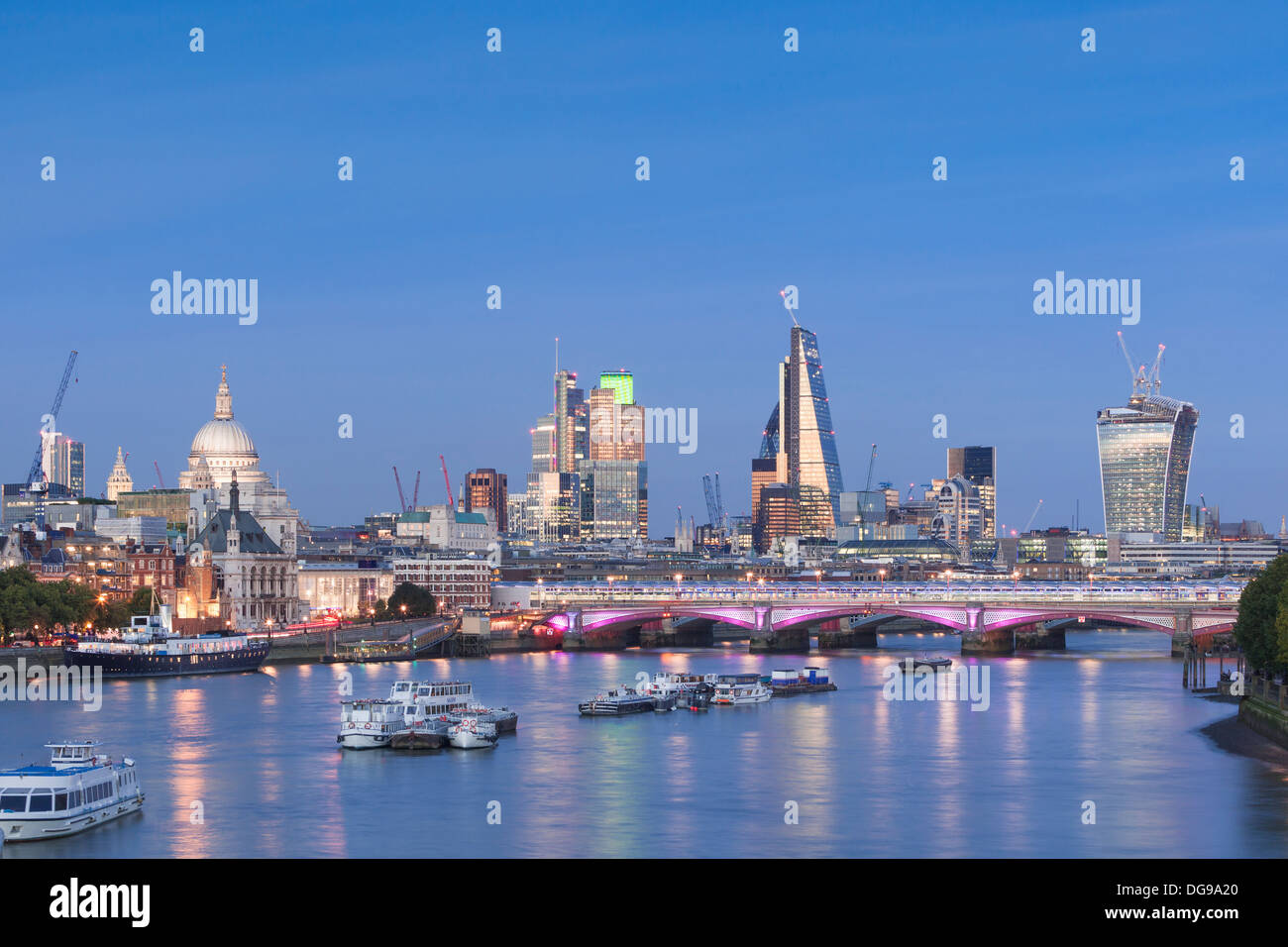 London Skyline und den Fluss Themse in der Abenddämmerung, London, England Stockfoto